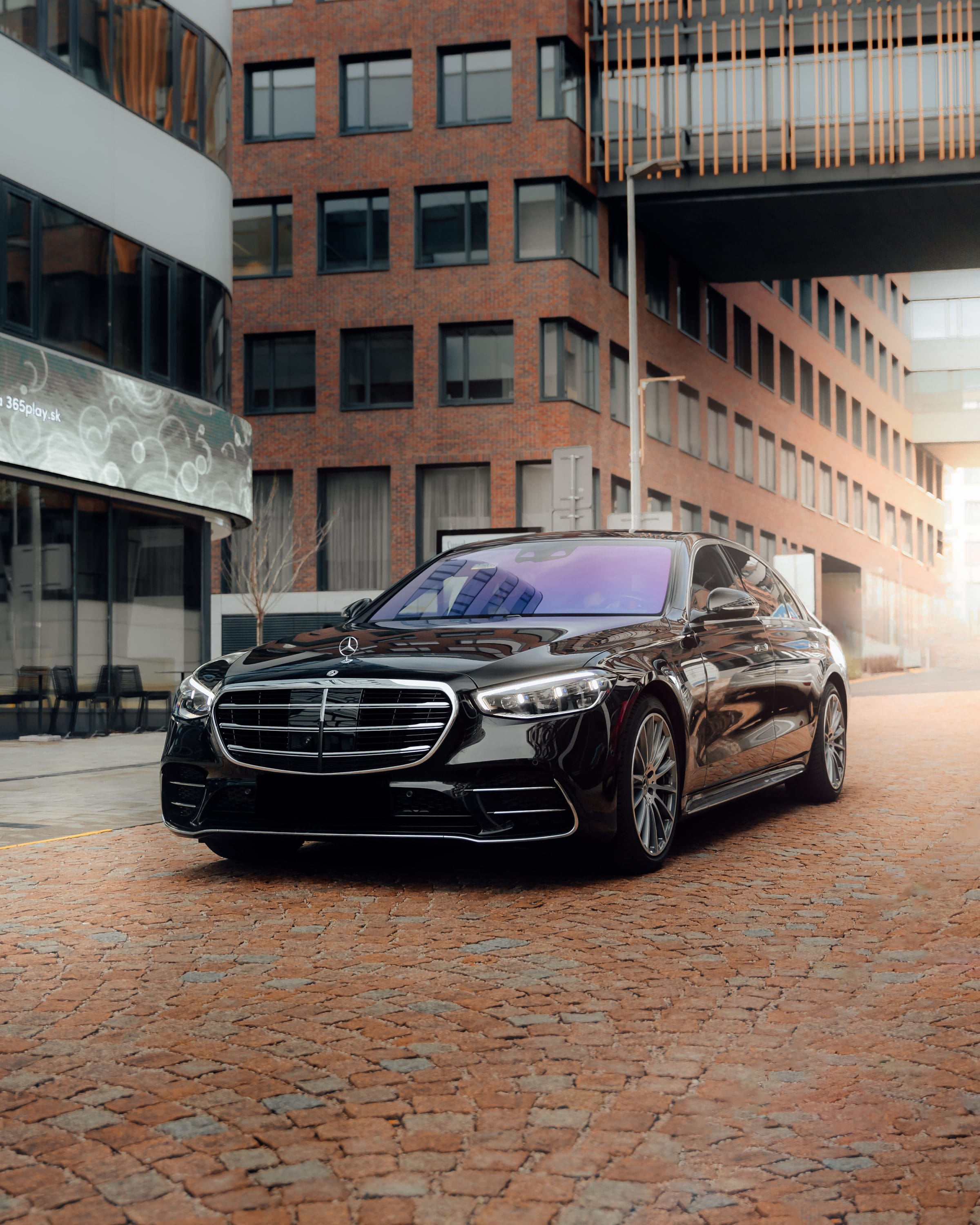 Črn Mercedes-Benz S-Class na evropski mestni ulici