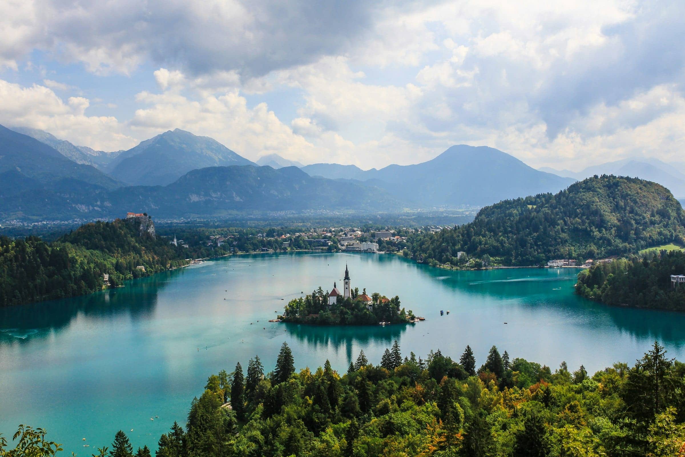 Blejsko jezero z otokom in Julijskimi Alpami